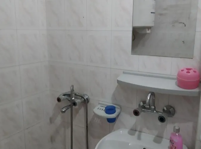 Apartment Center Warna